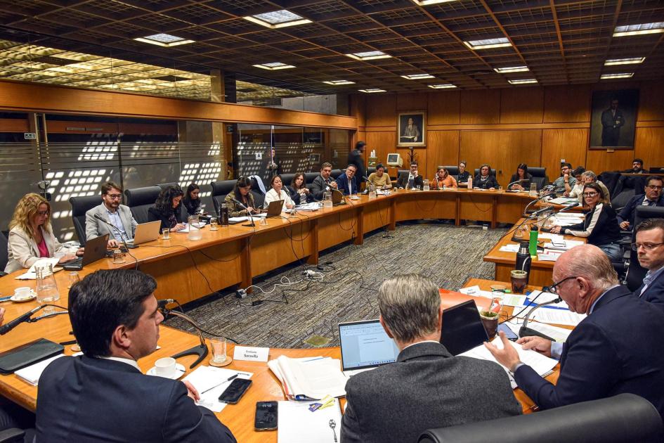 Comisión de Industria de la Cámara de Representantes Plano general de todos los participantes de la Comisión de Industria