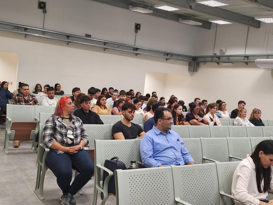 Estudiantes y distintos actores público-privados referentes del sector de las mipymes Participantes del evento, sentados en un gran salón