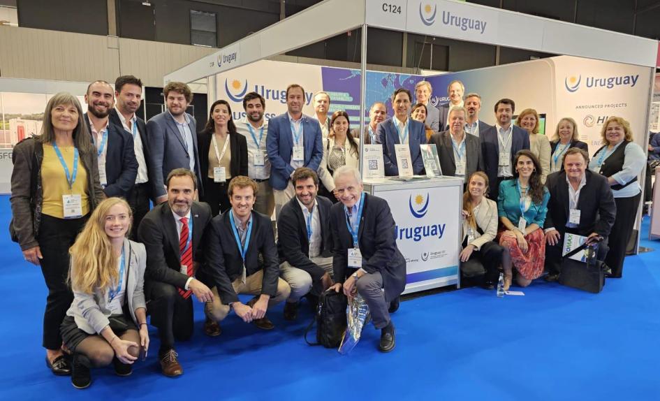 Stand uruguayo durante la cumbre y exhibición Delegación posa en el stand uruguayo