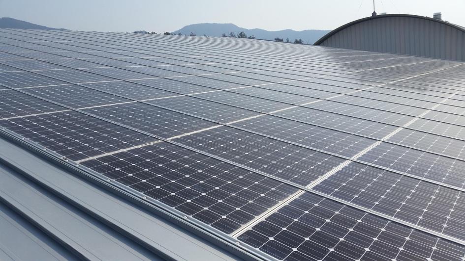 Paneles fotovoltaicos Paneles fotovoltaicos en establecimiento industrial