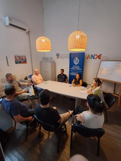 Reunión de evaluación y próximos pasos Personas reunidas alrededor de una mesa