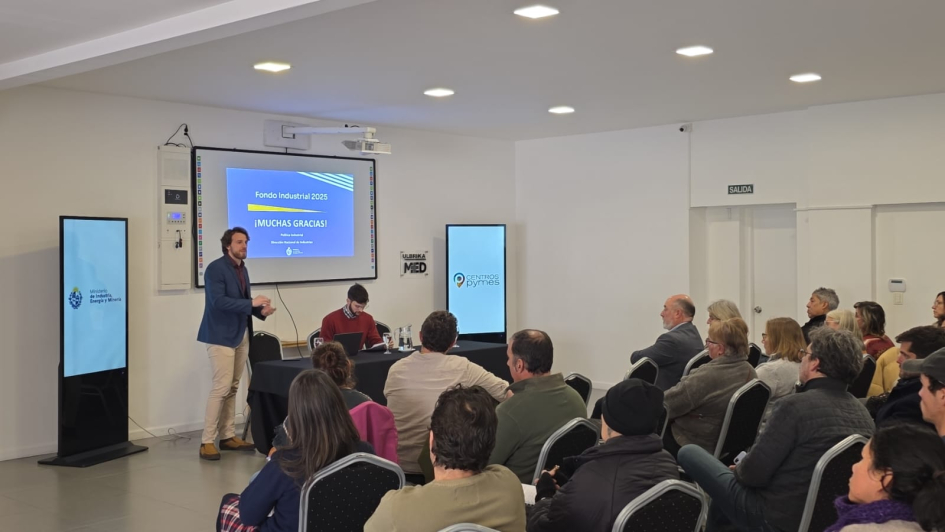Público, de espaldas y sentado; al fondo, técnicos de DNI