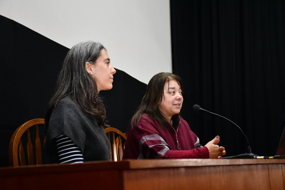 Dos mujeres sentadas en una mesa