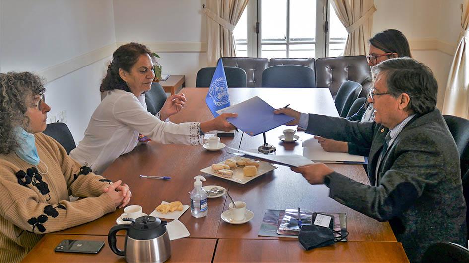 Firma de la carta acuerdo Autoridades, sentadas en una mesa, se pasan los documentos para firmar
