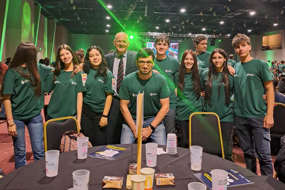 Verri con un grupo de adolescentes, detrás de una mesa