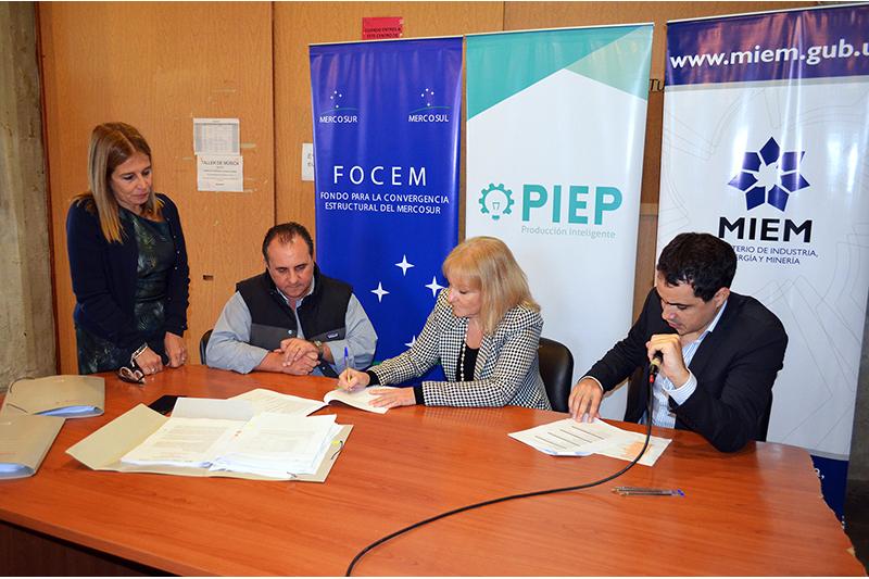 Firma de convenio con Vinofi Firma de convenio con Vinofi