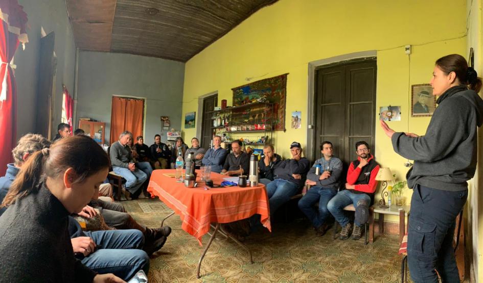 Esquema de Certificación y el Manual de Buenas Prácticas para la Quesería Artesanal Personas reunidas alrededor de una mesa