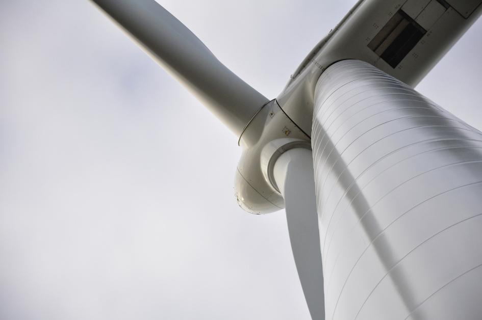 El curso proveerá clases teóricas y prácticas Vista desde abajo de la turbina del aerogenerador