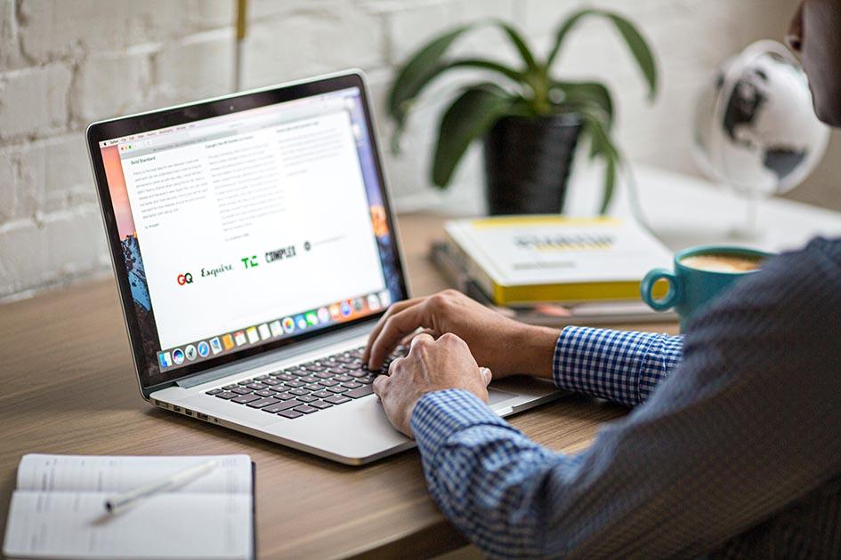 El seminario será virtual y gratuito Manos de hombre que están conectadas a una computadora sobre una mesa