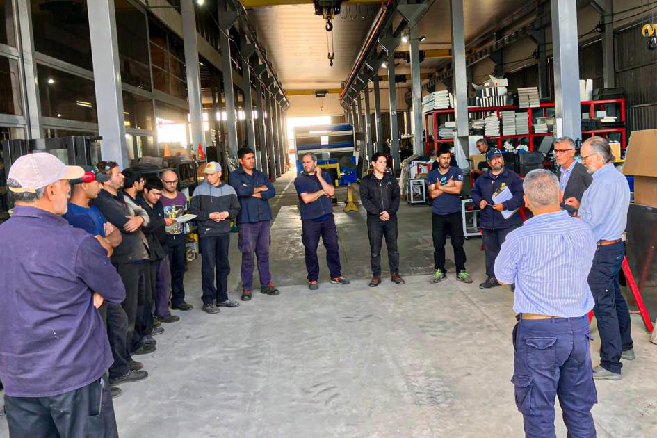 Instancia vinculada con el programa para empresas metalmecánicas Personas, de pie, en una planta industrial