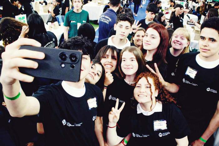 Adolescentes con remeras del concurso se sacan una selfie