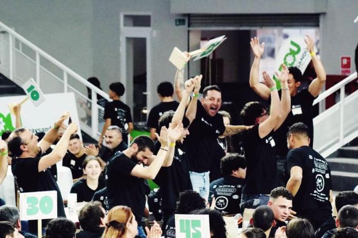 Participantes celebran en el concurso Eficiencia Energética