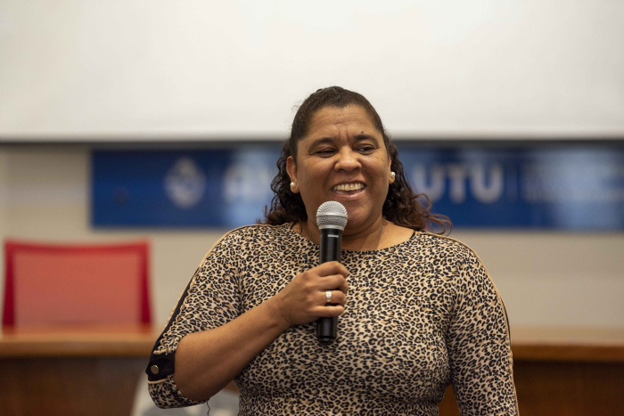 Guillama habla con un micrófono