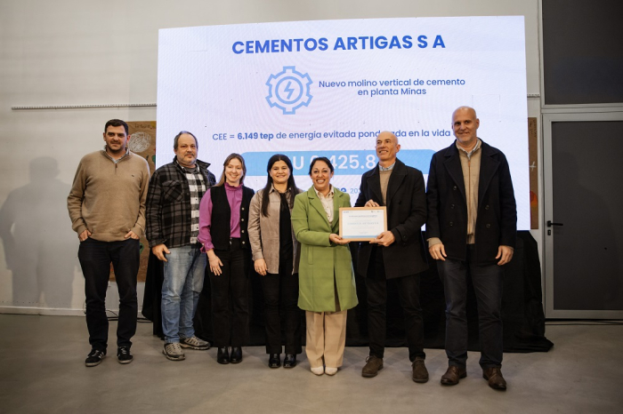 Autoridades y representantes de Cementos Artigas CM. Autoridades y representantes de Cementos Artigas CM. Ministra sostiene marco con reconocimiento