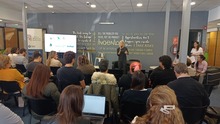 Apertura del Taller de Propiedad Intelectual para Emprendedores. Foto: DNPI. Persona parada frente al publico asistente, sentado