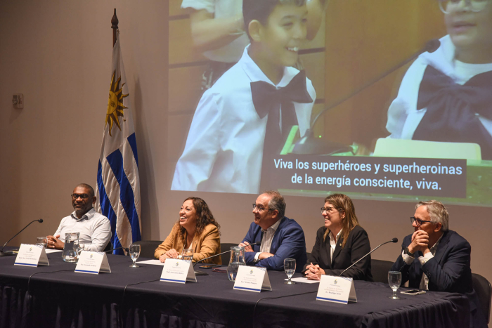 Ministros reunidos en la mesa