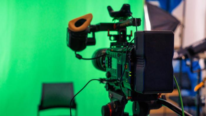 La convocatoria estará abierta hasta el 29 de julio. Cámara en estudio de grabación que filma silla en croma