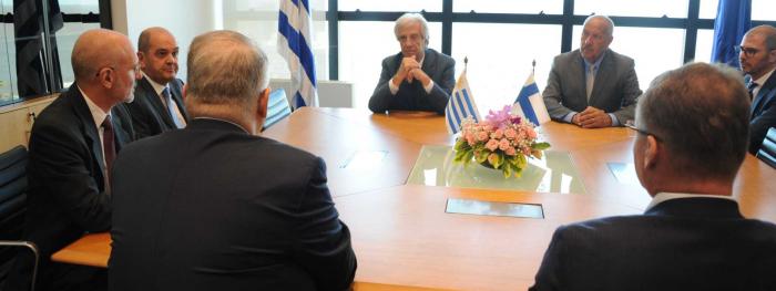 Tabaré Vázquez y Jussi Pesonen con autoridades nacionales y de UPM Tabaré Vázquez y Jussi Pesonen con autoridades nacionales y de UPM