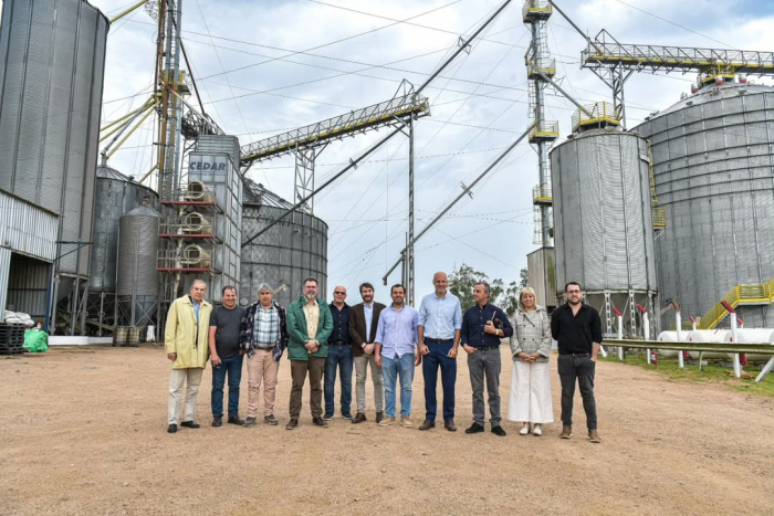 Personas de pie fuera de una planta industrial