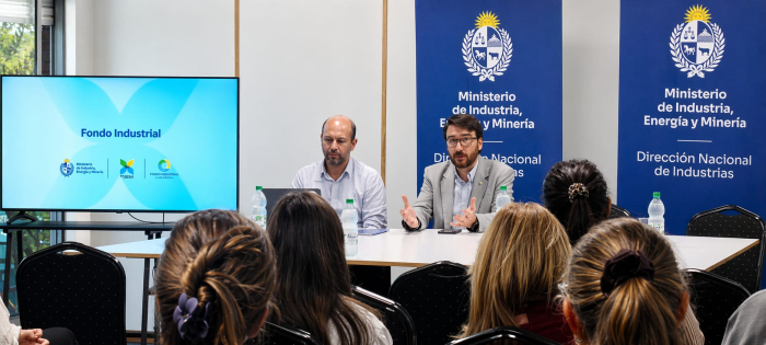 Director Míguez y Ángel Larrama en taller de apoyo a postulantes realizado en Rosario, Colonia