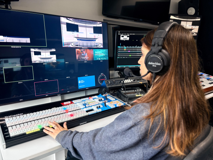 Mujer frente a controles de edición de contenido audiovisual