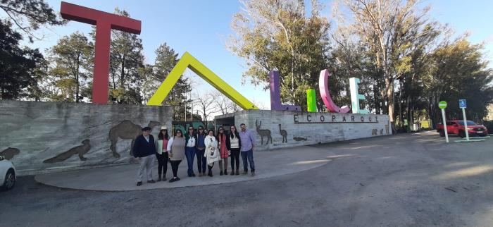 Grupo de personas en un paisaje naturale