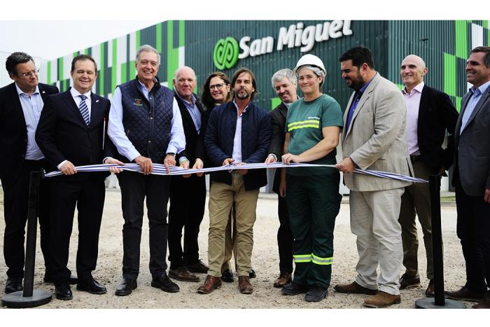 Corte de cinta Autoridades e integrantes de la empresa cortan la cinta; detrás, la planta
