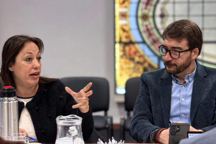 Ministra Fernanda Cardona y director Adrián Míguez Cardona habla, junto a Míguez, en una mesa