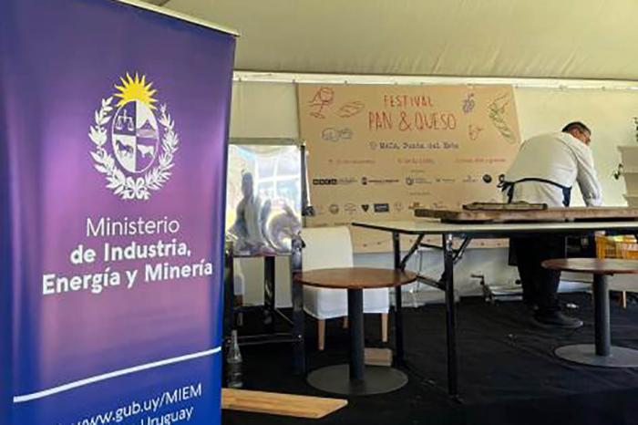 En el Festival Pan y Queso participaron empresas de un programa de certificación que impulsa el MIEM En primer plano, banner del MIEM; a lo lejos se ve una mesa y una persona