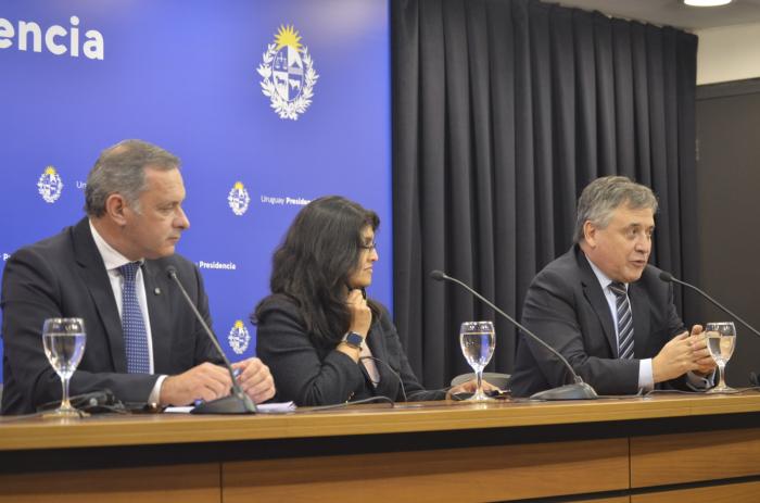 Álvaro Delgado, representante de Microsoft, Rashmi Misra y Omar Paganini 