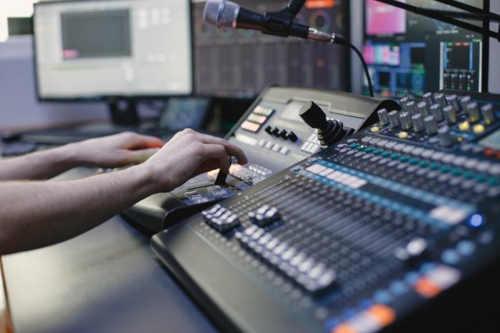 La convocatoria estará abierta hasta el 5 de agosto Manos de persona en controles de sonido, editando música