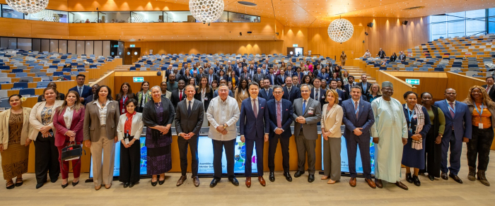 Muchas personas paradas 