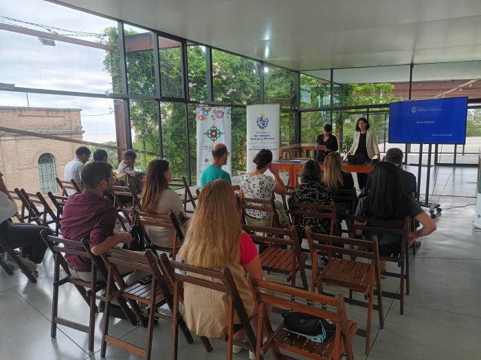 El taller que se desarrolló en el departamento de Colonia fue presencial Personas en un salón muy iluminado