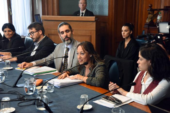 Ministra junto a directores y asesores Ministra junto a directores y asesores