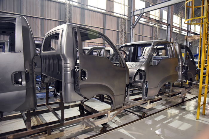 Automóviles en una fábrica autopartista