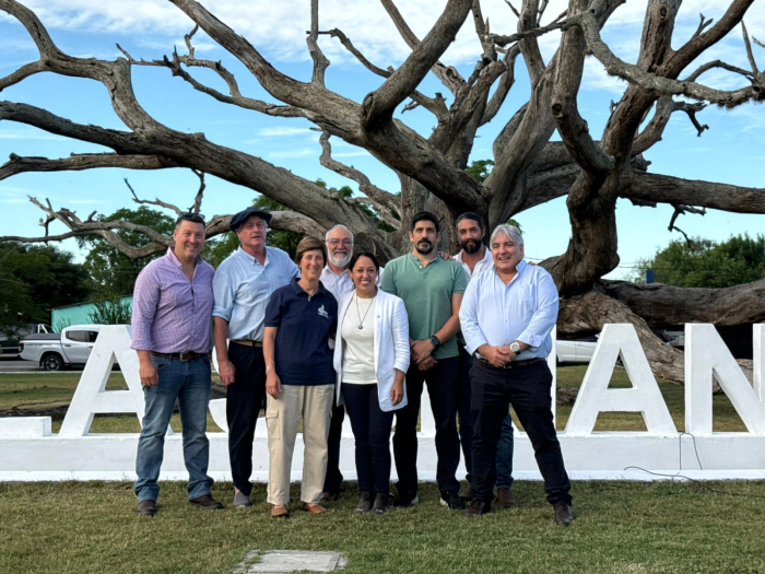 Inauguración de fibra óptica en Villa Soriano Autoridades, de pie; detrás, árbol con cartel de Villa Soriano