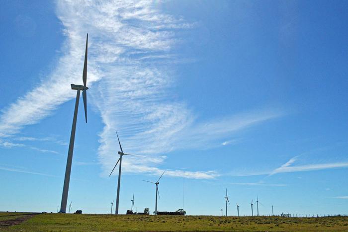 Molinos de viento en un día soleado