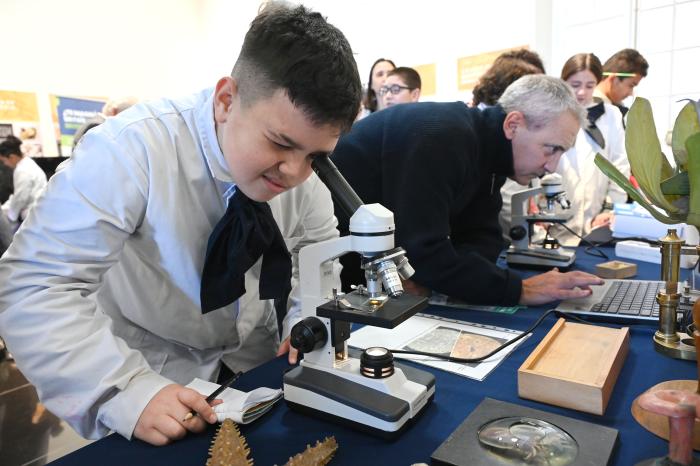 Niño viendo a través de un microscopio