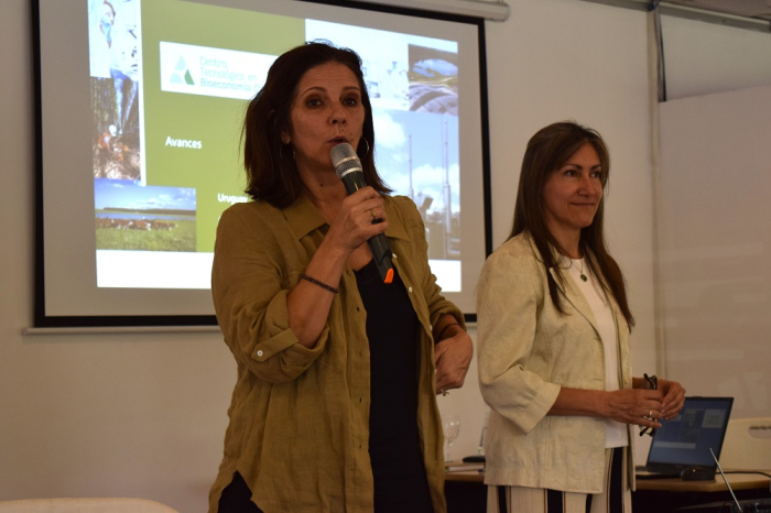 Gabriela Schroeder habla a micrófono. Laura Márquez. Se ve pantalla