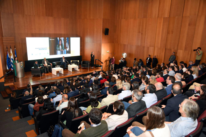 Apertura de Iniciativa Uruguay Sur Auditorio; al fondo, escenario con expositores y pantalla