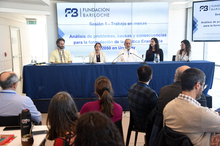 En mesa, Fernanda Cardona con representantes de Fundación Bariloche. Asistentes sentados