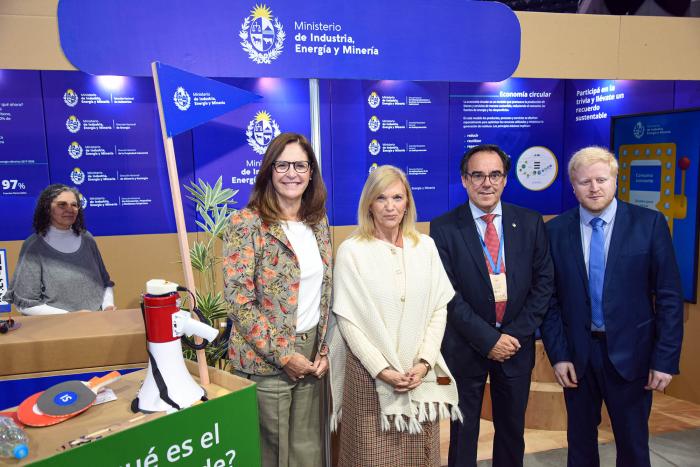 Autoridades en el stand del MIEM Autoridades en el stand del MIEM; al lado de la ministra hay un juego en una mesa+