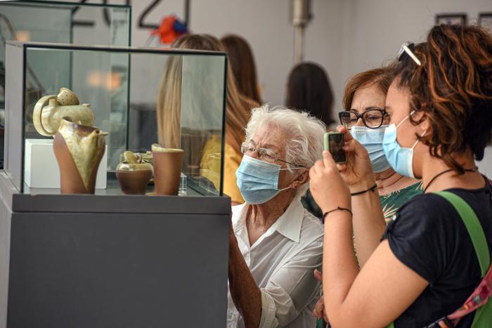 Visitantes de la muestra fotografían un premio