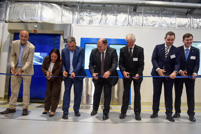 Corte de cinta en la inauguración Autoridades y representantes de la empresa cortan la cinta
