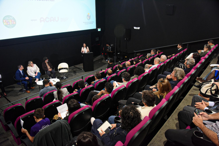 Publico sentado. Ministra Cardona habla desde atril. En el escenario, Siris, Previtali y Troncoso.