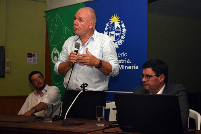 Subsecretario del MIEM, Walter Verri, de pie, junto a Cantero y el técnico Peña, sentados