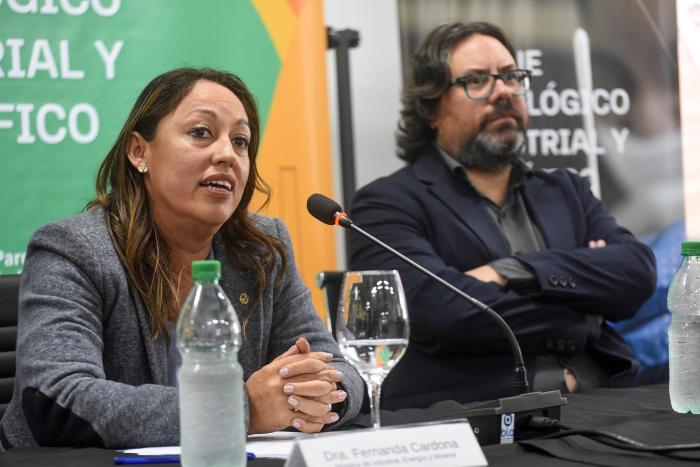 Ministra Cardona habla junto al intendente Mauricio Zunino