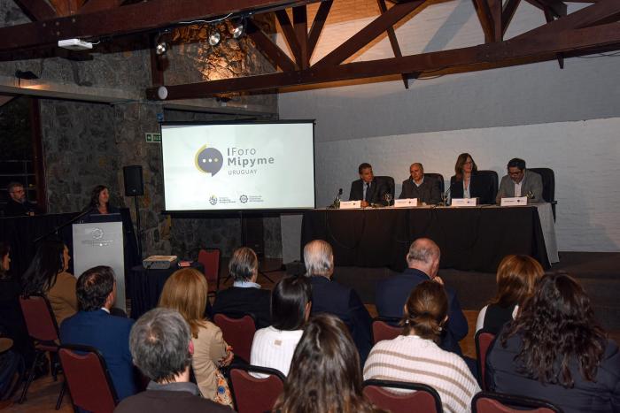 El encuentro se desarrolló en el Club de los Industriales de la CIU Al fondo, mesa de autoridades y pantallas; más cerca, público, visto de espaldas
