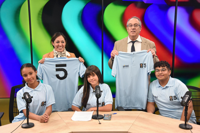 Lanzamiento oficial de la programación especial de los Medios Públicos para el Mundial FIFA 2026 De pie, con camisetas de Uruguay en sus manos, Cardona y Mahía; sentadas y sentados, adolescentes