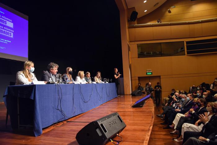 Ministro Paganini, junto al resto del panel y el presidente de la república observando.